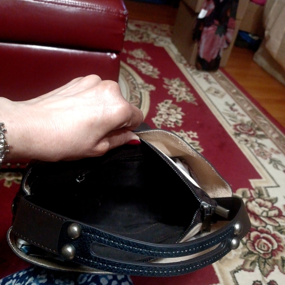 BLACK GENUINE LEATHER CROSSBODY BAG-(NWOT) - Picture 6 of 11